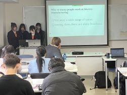 【武生東高校×福井大学国際地域学部】本校生２年生が福井大学の学生さんと一緒に探究学習の発表を行いました。