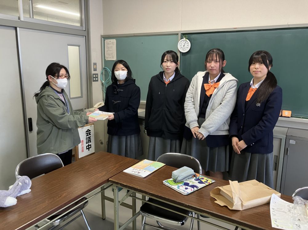 武生東高等学校　Hino・Quest（「越前市かこさとし　ふるさと絵本館　砳（らく）」で読み聞かせのイベントに参加しました）