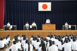 後期生徒会長・副生徒会長の立会演説会が行われました。