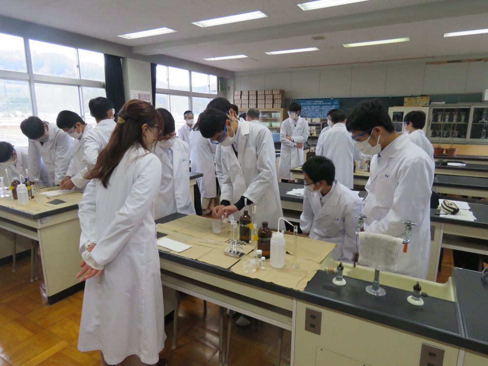 武生東高等学校　Hino・Quest（【2022年度1年生】産官学連携⑤サイエンス講座として，福井工業大学から教授と学生を招いて，生物系・化学系の２講座で実験を行いました。）