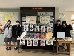 東高生が手造りした和傘を地元の北新庄公民館で展示しています